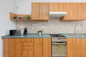 Modern and Bright Apartments with Parking Perfect for Remote Working by Noclegi Renters