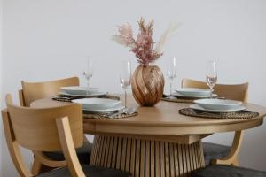 Modern and Bright Apartments with Parking Perfect for Remote Working by Noclegi Renters