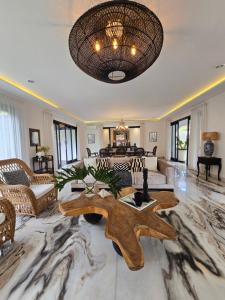 Villa Akasha Luxury 6 bedroom villa near beach
