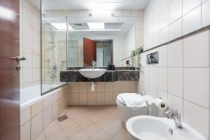 Free housekeeping visits during your stay - StayShort - Captivating 1BR in JLT Perfect for 4