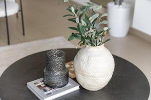 Free housekeeping visits during your stay - StayShort - Captivating 1BR in JLT Perfect for 4