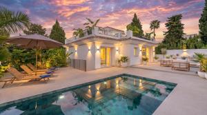 VACATION MARBELLA I Villa Ava, Private Heated Pool, Rooftop Hot Tub, Sauna, Luxury Interior, Golf and Sea Nearby