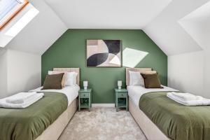 Contractor Ready - Sleep up to 10, 1Gb Wi-Fi, Games Table, Driveway Parking