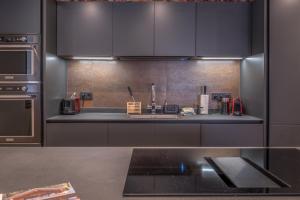 Central 4 bedroom apartment with spa access