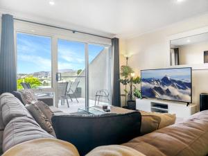 Cascades 15 - Amazing Lake Views l Spa Bath l Split Level Apt l Central Location l Wi-Fi