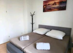 Comfortable room in a quiet apartment, exclusively for women