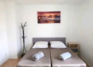 Comfortable room in a quiet apartment, exclusively for women