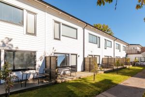 Easy Livin Apartment Hotel