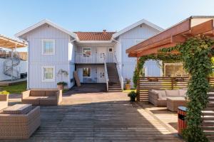 Easy Livin Apartment Hotel