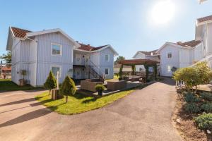 Easy Livin Apartment Hotel