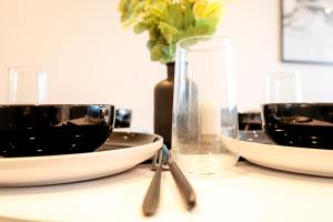 Modern 2 Bed, 2 Bath Apt with Ensuite By Avalora Short Lets & Serviced Accommodation Salford, Near Tram Central Manchester, Train station, Parking