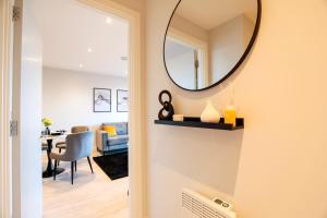 Modern 2 Bed, 2 Bath Apt with Ensuite By Avalora Short Lets & Serviced Accommodation Salford, Near Tram Central Manchester, Train station, Parking