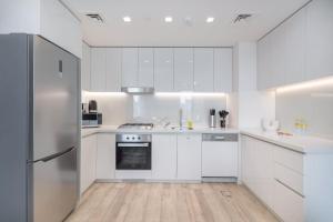 Free housekeeping visits during your stay - StayShort - Sophisticated 1BR in Business Bay - Near Burj Khalifa