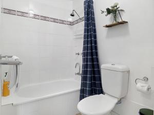 Cascades 15 - Amazing Lake Views l Spa Bath l Split Level Apt l Central Location l Wi-Fi