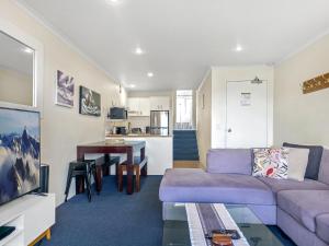 Cascades 15 - Amazing Lake Views l Spa Bath l Split Level Apt l Central Location l Wi-Fi