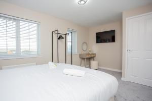 Vacant Nest Cleveland Close Central Parking