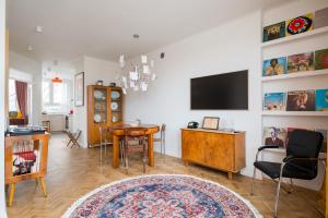 Wilcza Retro Journey Central Apartment by BookingHost