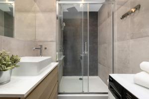 Cozy Apartment with Balcony in Cracow by Noclegi Renters