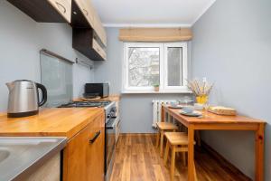 Cozy Apartment with Balcony in Cracow by Noclegi Renters