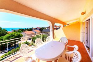 Visy in Center Novalja with Pool