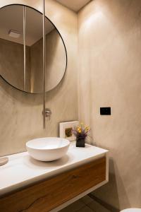 Luxury Art & Chromotherapy Apt-Hospital District4