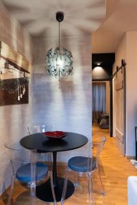 Luxury Art & Chromotherapy Apt-Hospital District4