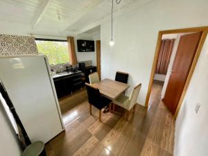 Apartamento 2 dormitórios e quadra de areia no Rosa