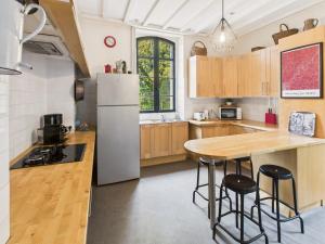 Grand manoir avec terrasse et piscine pour 10