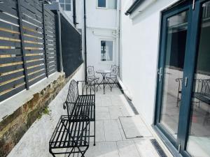 Centrally Located Stylish Cottage Near Beach