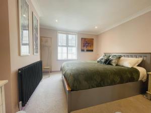 Centrally Located Stylish Cottage Near Beach