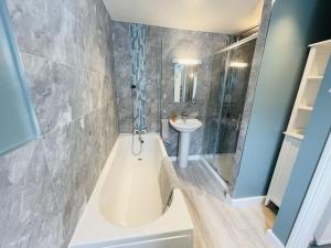 Centrally Located Stylish Cottage Near Beach