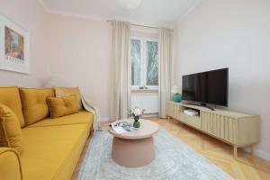 Charming One-Bedroom Apartment with Functional Interiors by Noclegi Renters