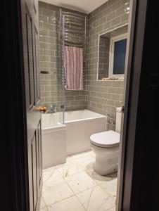 Artists Hawkhurst Home with Heated Pool & Sauna