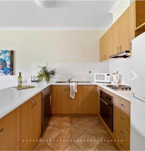 Luxurious Canal Apartment, Walk to Beach, Cafes,Foreshore Pool, Spa