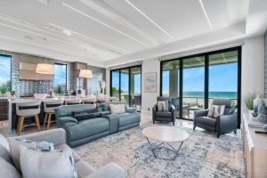 Luxury Gulf-Front Sanctuary, Private Pool, Spa and Walk to Downtown