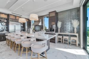 Luxury Gulf-Front Sanctuary, Private Pool, Spa and Walk to Downtown