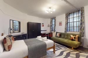 Central 1-Bed Studio Steps to Chancery Lane Tube