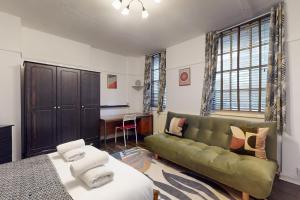 Central 1-Bed Studio Steps to Chancery Lane Tube