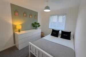 Bright and Spacious Blackwood Home 4 Bedroom Sleeps 8