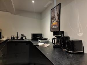 Eclectic Urban Gem w Own Entrance, Near Metro