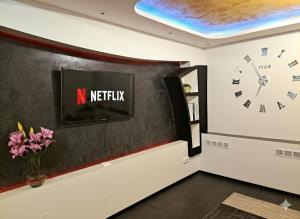 Eclectic Urban Gem w Own Entrance, Near Metro