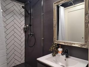 Eclectic Urban Gem w Own Entrance, Near Metro