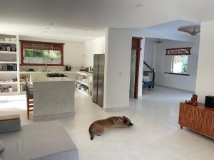 5 quartos 100m da praia, acorde ouvindo as ondas! 4 quartos com ar !