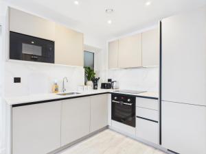Hendon North West London 2-Bedroom Apartment, On-Site Parking in Front of Building, 3-Min Walk to Middlesex University, 10-Min Walk to Hendon Central Tube Station