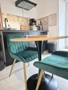 La longère du Moulin, logement T2 indépendant tout équipé avec cuisine, parking individuel avec portail, salon de jardin, belle grande chambre