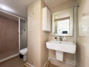 High Floor 1BR for 3 Walk to BTS City Center