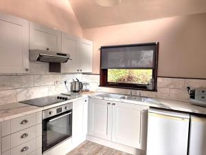 Primrose 18 Hot Tub-Tenby