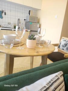 Comfy stays with Dee