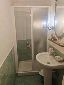 5 metro stop to colosseo