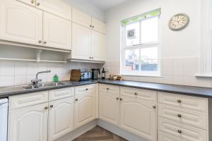 Central Stamford Apartment - Very Spacious